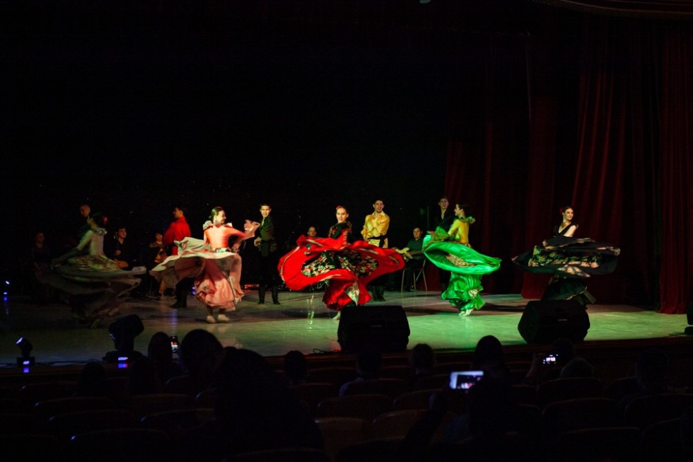 Студенты и сотрудники Елабужского института КФУ посетили концерт ансамбля народного танца 'МИРИДАНС' Студенты и сотрудники Елабужского института КФУ посетили концерт ансамбля народного танца 'МИРИДАНС'