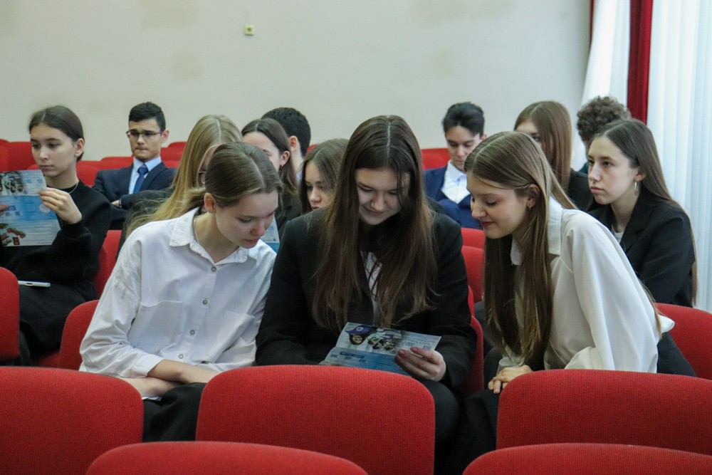 Профориентационный десант Елабужского института с энтузиазмом начал свою работу, открывая двери в мир будущего для школьников! Профориентационный десант Елабужского института с энтузиазмом начал свою работу, открывая двери в мир будущего для школьников!