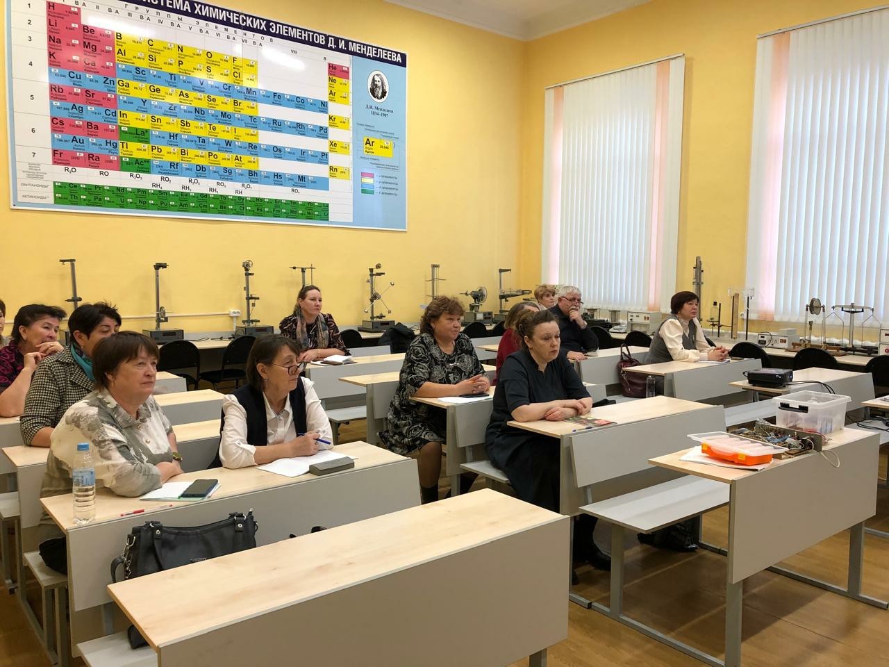 С 18 по 29 ноября 2024 г. в Елабужском институте под руководством доцента кафедры физики Красновой Л.А. и доцента кафедры математики и прикладной информатики Анисимовой Т.И. прошли бюджетные курсы повышения квалификации для учителей физики и математики. С 18 по 29 ноября 2024 г. в Елабужском институте под руководством доцента кафедры физики Красновой Л.А. и доцента кафедры математики и прикладной информатики Анисимовой Т.И. прошли бюджетные курсы повышения квалификации для учителей физики и математики.