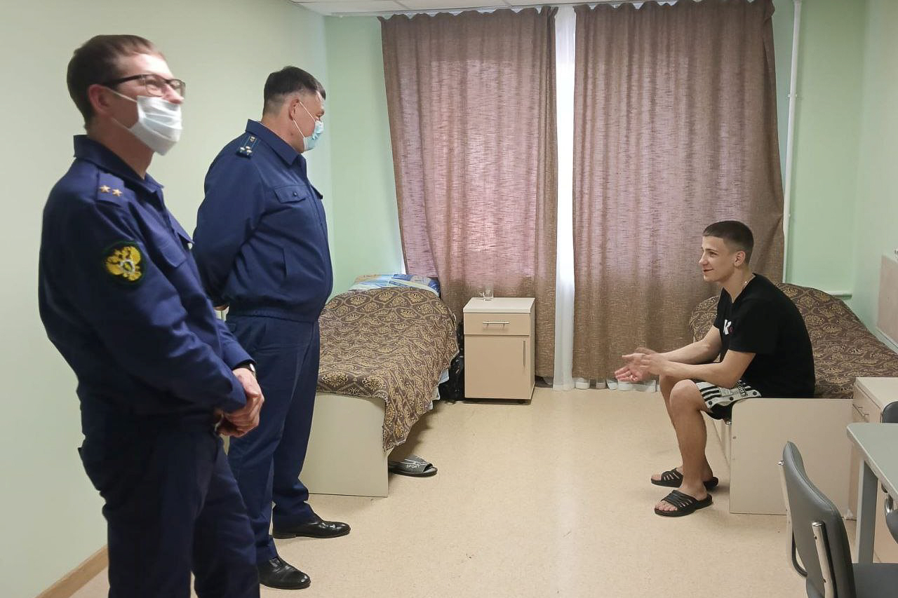 Школьников из Лисичанска навестил городской прокурор Школьников из Лисичанска навестил городской прокурор