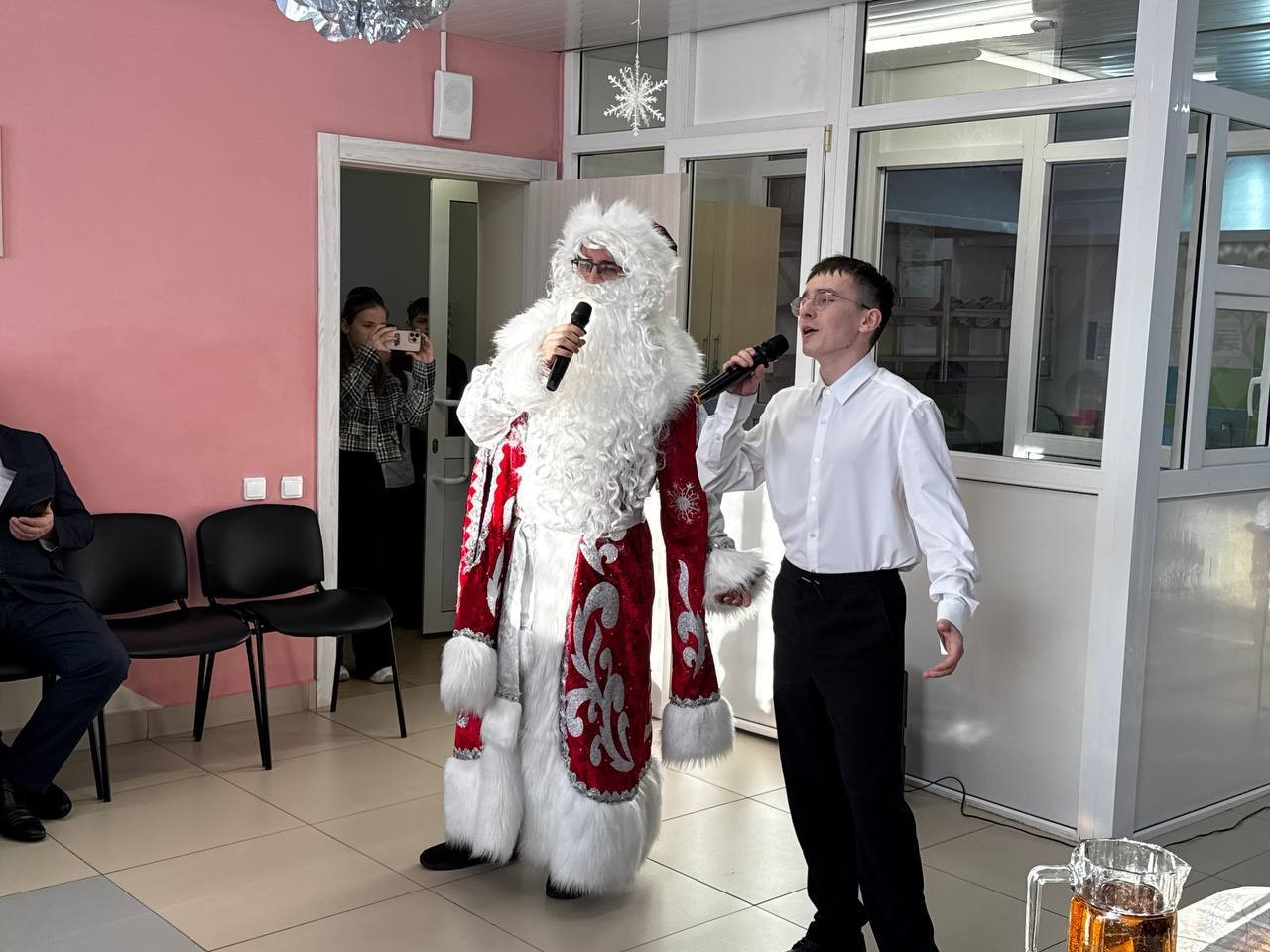 Лицеисты поздравили жителей Кайбицкого дома-интерната для престарелых и инвалидов с наступающим Новым годом Лицеисты поздравили жителей Кайбицкого дома-интерната для престарелых и инвалидов с наступающим Новым годом