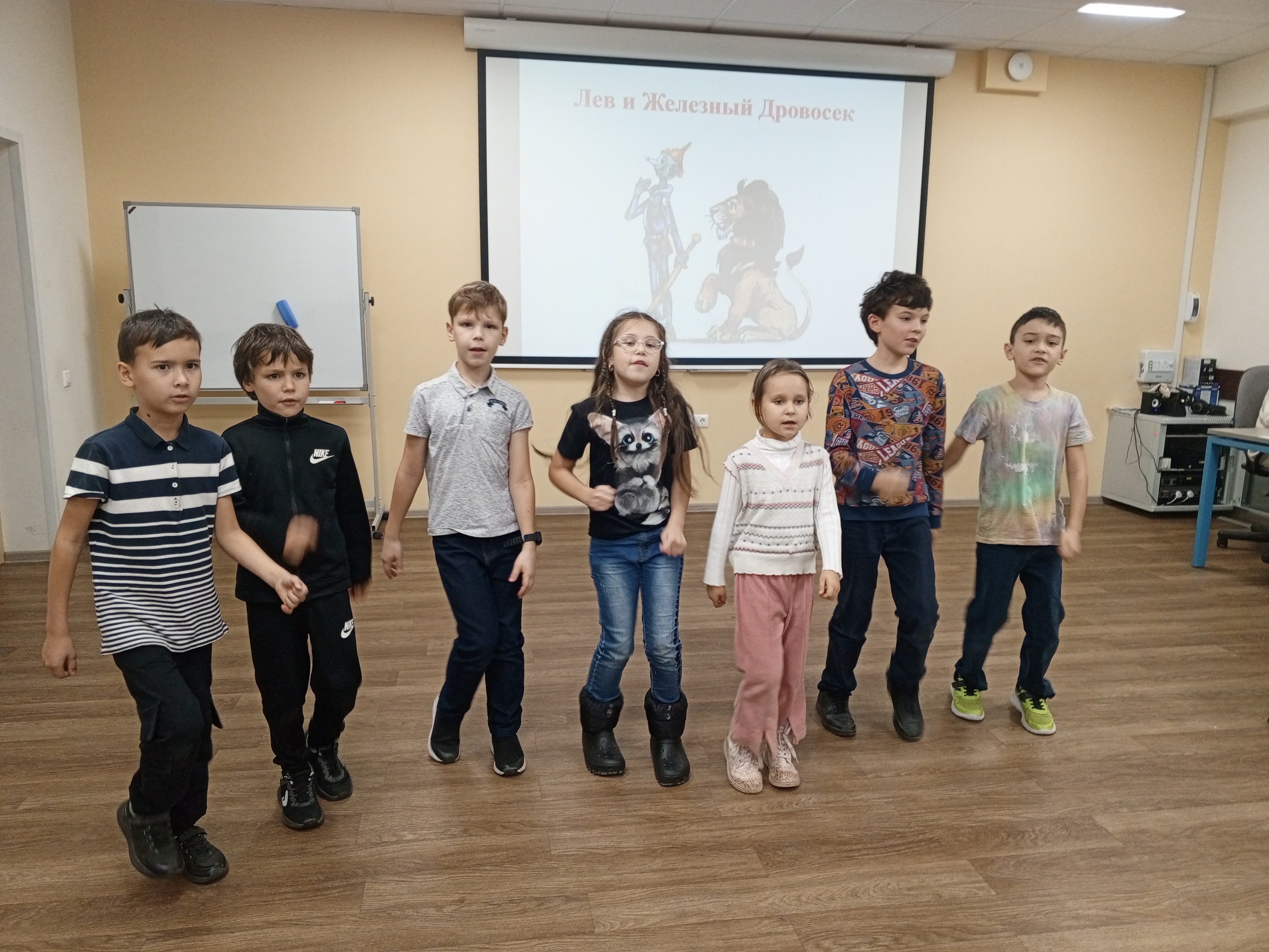 Идет подготовка к спектаклю детского театра 'Радуга' 'Волшебник Изумрудного города' Идет подготовка к спектаклю детского театра 'Радуга' 'Волшебник Изумрудного города'