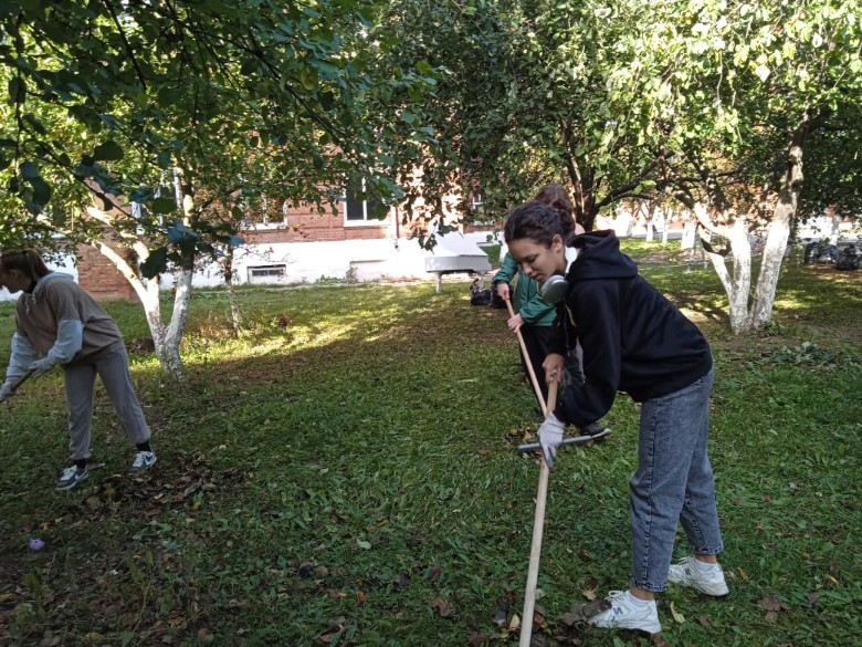 Студенты 2113 группы Елабужского института КФУ вышли на уборку территории Студенты 2113 группы Елабужского института КФУ вышли на уборку территории