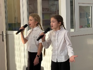 Лицеисты поздравили жителей Кайбицкого дома-интерната для престарелых и инвалидов с наступающим Новым годом Лицеисты поздравили жителей Кайбицкого дома-интерната для престарелых и инвалидов с наступающим Новым годом