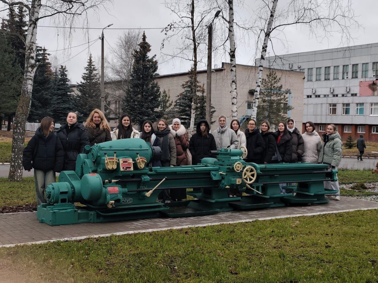 Экскурсия на Казанский оптико-механический завод с целью ознакомления с особенностями организации и технологии производства на машиностроительном предприятии Экскурсия на Казанский оптико-механический завод с целью ознакомления с особенностями организации и технологии производства на машиностроительном предприятии