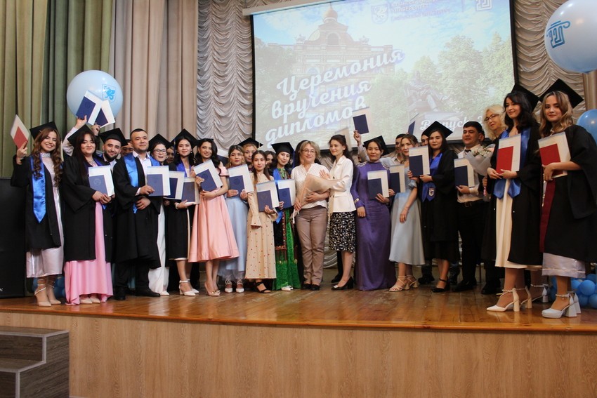 В Елабужском институте КФУ вручили дипломы иностранным выпускникам-филологам и историкам В Елабужском институте КФУ вручили дипломы иностранным выпускникам-филологам и историкам