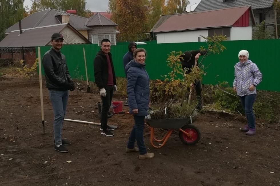 Закладка плодового сада на территории 'Университетской' школы Закладка плодового сада на территории 'Университетской' школы