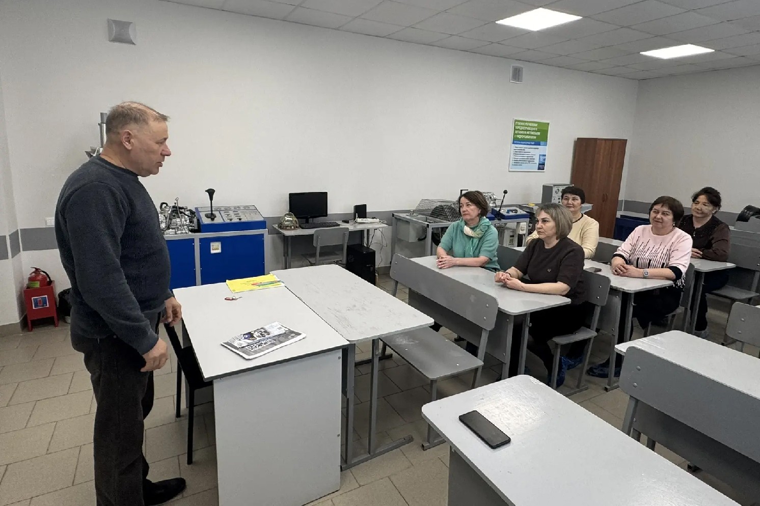 Учителя технологии из Муслюмовского района познакомились с инженерными лабораториями Елабужского института КФУ Учителя технологии из Муслюмовского района познакомились с инженерными лабораториями Елабужского института КФУ