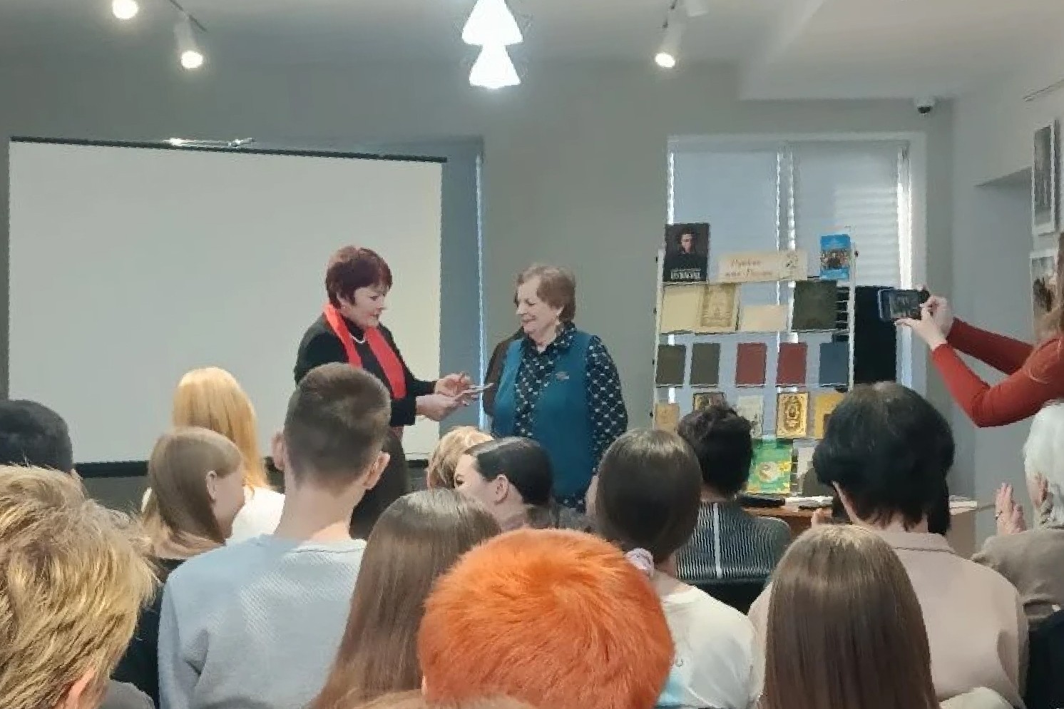 Студенты-филологи Елабужского института КФУ прикоснулись к истории в главной библиотеке Елабуги Студенты-филологи Елабужского института КФУ прикоснулись к истории в главной библиотеке Елабуги