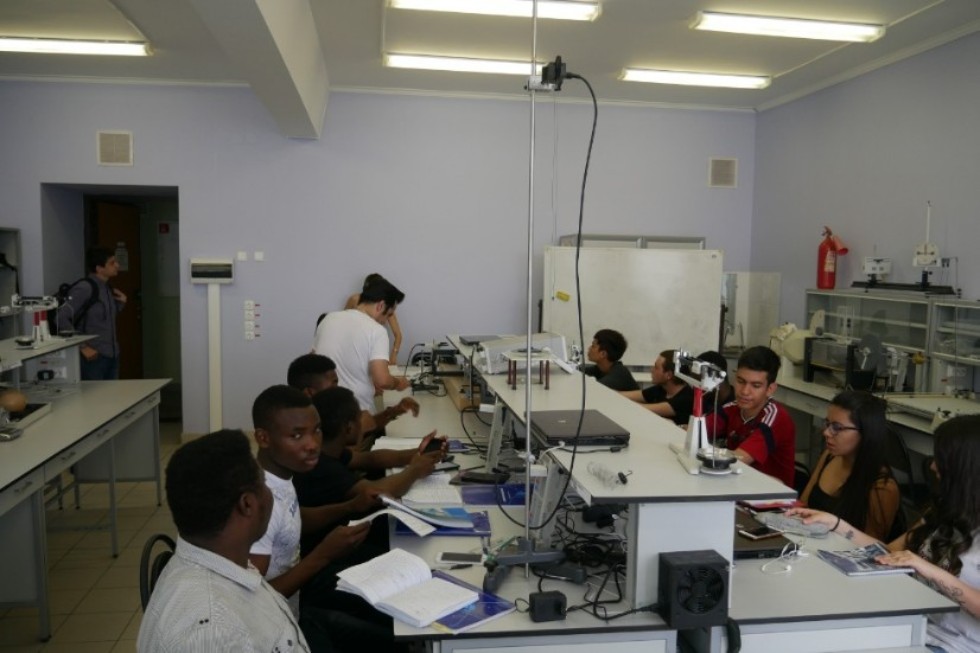 Practice in mechanics (laboratory �� 706, 707)