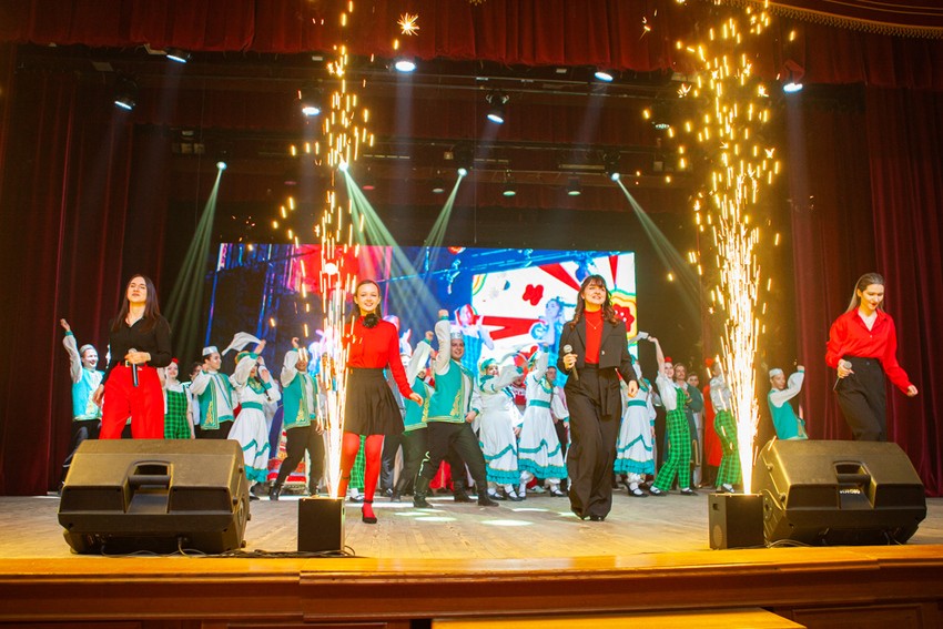 'Эффект Пушкина': техно-лиричная 'Студенческая весна' отзвенела в Елабужском институте КФУ 'Эффект Пушкина': техно-лиричная 'Студенческая весна' отзвенела в Елабужском институте КФУ