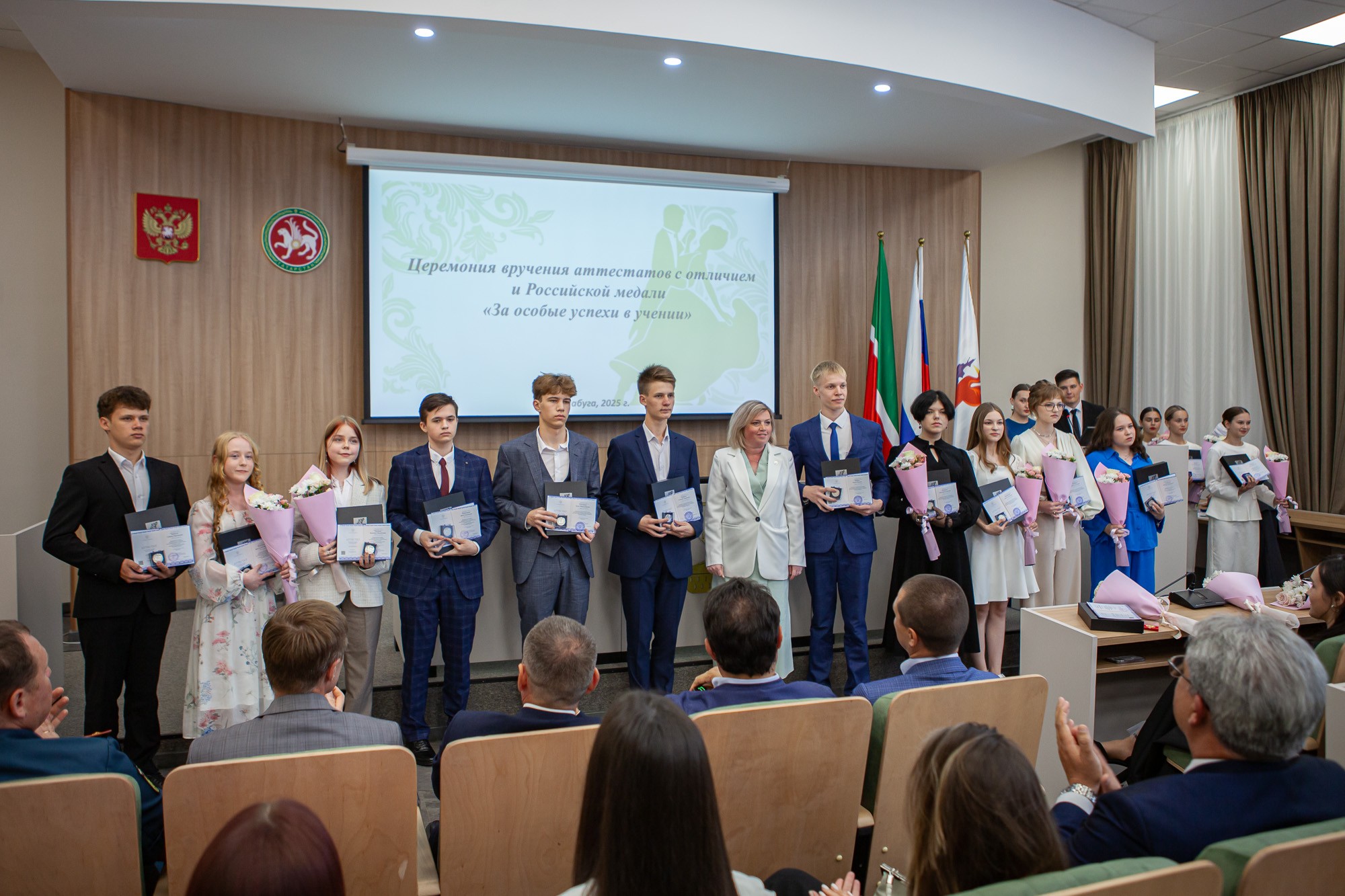 Выпускникам школы КФУ 'Университетская' торжественно вручили медали Выпускникам школы КФУ 'Университетская' торжественно вручили медали