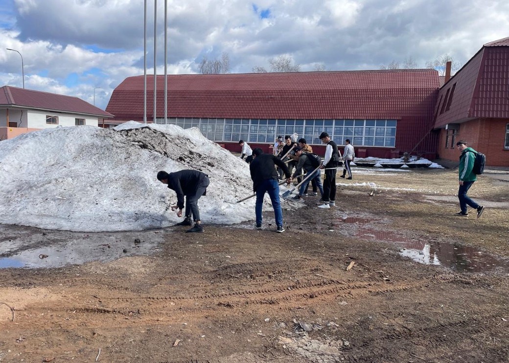 Будущие учителя физической культуры приступили к уборке Будущие учителя физической культуры приступили к уборке