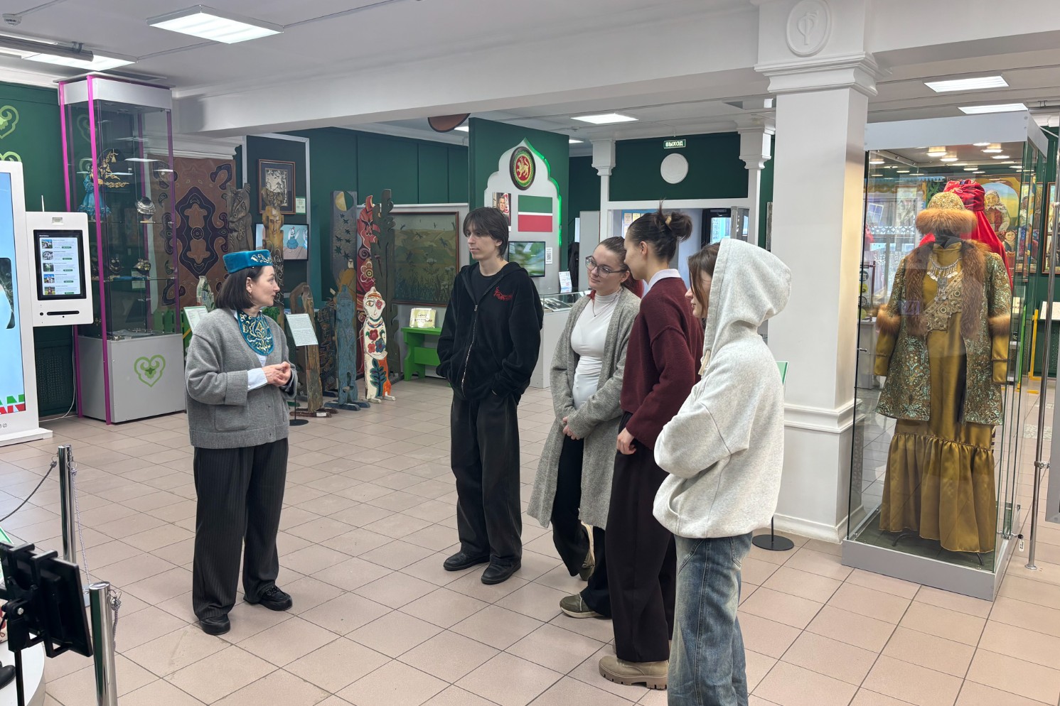 Студенты-лингвисты Елабужского института КФУ погрузились в мир народных традиций в Музее современного этноискусства Студенты-лингвисты Елабужского института КФУ погрузились в мир народных традиций в Музее современного этноискусства