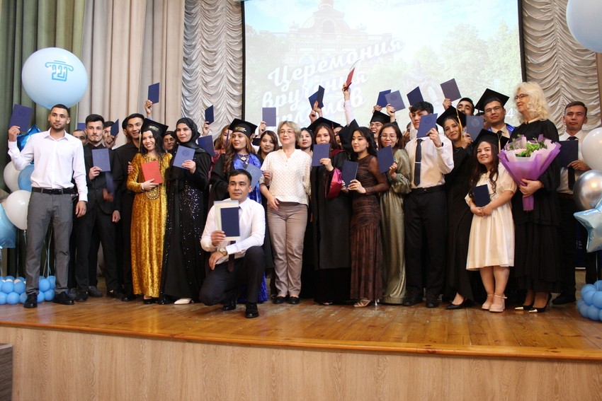 В Елабужском институте КФУ вручили дипломы иностранным выпускникам-филологам и историкам В Елабужском институте КФУ вручили дипломы иностранным выпускникам-филологам и историкам