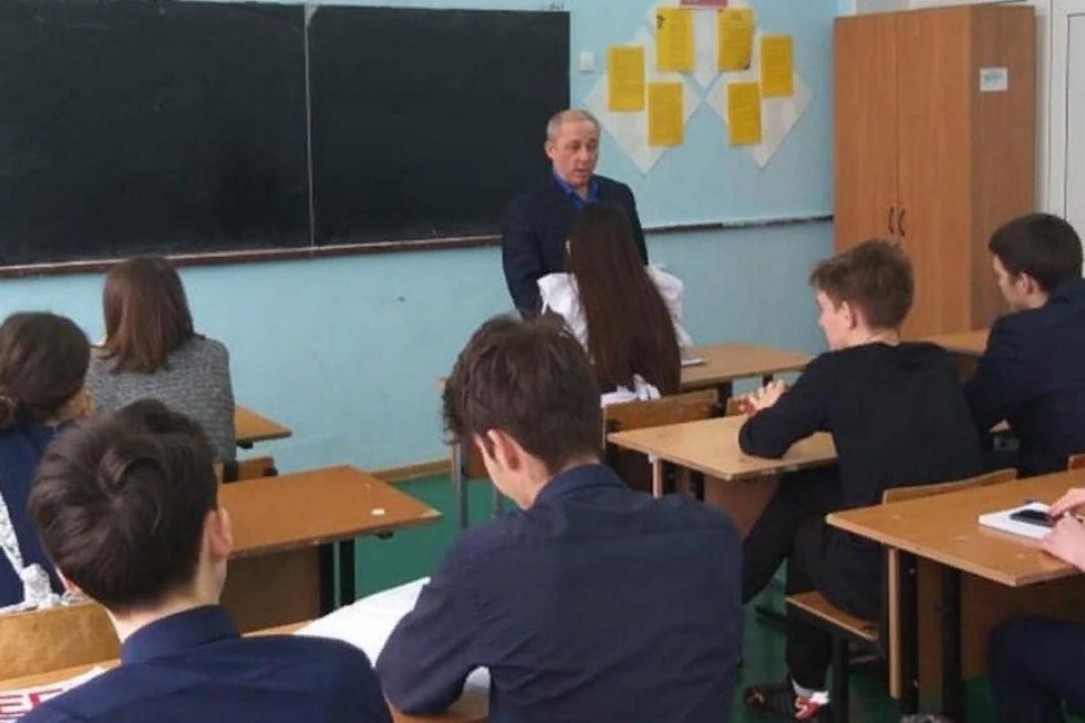 Старшеклассники школы №5 г.Елабуги встретились с преподавателем Елабужского института КФУ Старшеклассники школы №5 г.Елабуги встретились с преподавателем Елабужского института КФУ