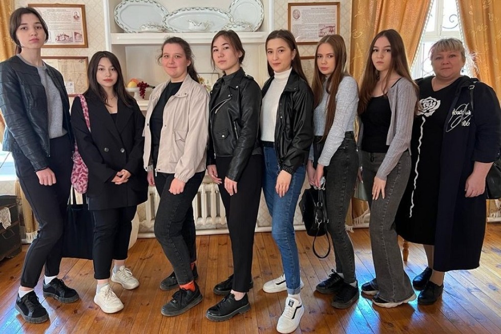 Преподаватель Алеся Нуриева с группой посетила Музей Елабужского купечества ,Елабужский институт КФУ
