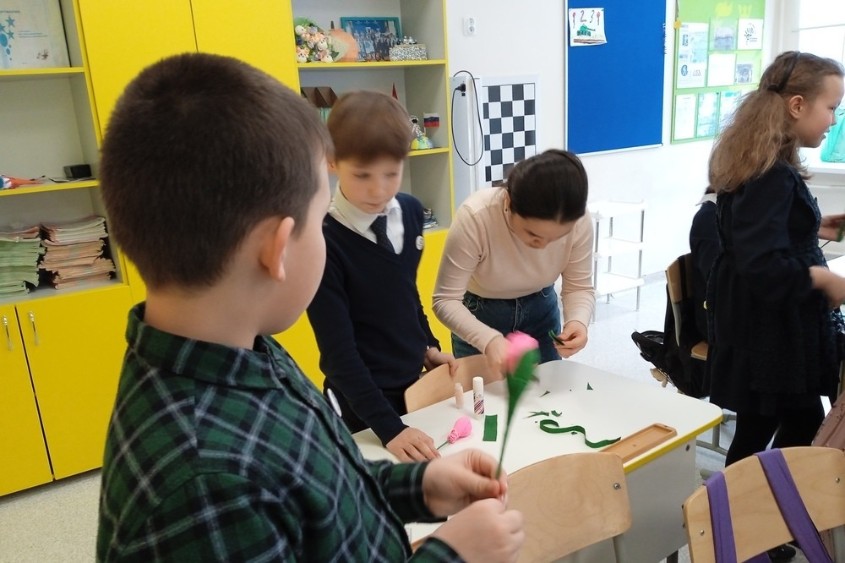 Мастер-класс по изготовлению тюльпанов провели студенты в 'Университетской' школе Мастер-класс по изготовлению тюльпанов провели студенты в 'Университетской' школе