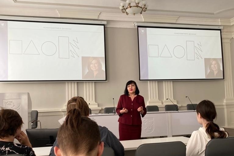 На элективном курсе 'Основы педагогики' обучающиеся психолого-педагогических классов Елабужского муниципального района Республики Татарстан определяют вектор профессионального развития педагога будущего На элективном курсе 'Основы педагогики' обучающиеся психолого-педагогических классов Елабужского муниципального района Республики Татарстан определяют вектор профессионального развития педагога будущего