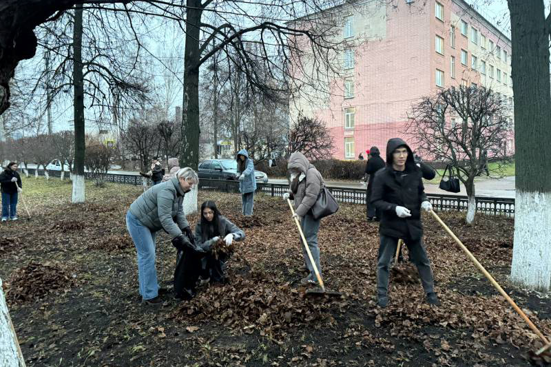 Субботник провели преподаватели и студенты Субботник провели преподаватели и студенты