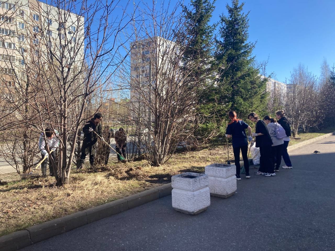 Субботник ? это добрая традиция, объединяющая студентов Казанского (Приволжского) федерального университета. Субботник ? это добрая традиция, объединяющая студентов Казанского (Приволжского) федерального университета.