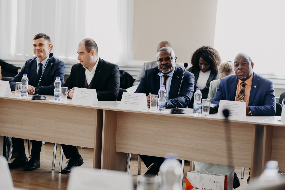 В ходе визита в КФУ послы африканских стран высоко оценили уровень российского образования В ходе визита в КФУ послы африканских стран высоко оценили уровень российского образования