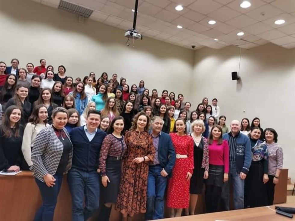 КФУ студентлары Тинчурин актерлары белән 'Өч аршын җир' спектакле турында фикер алышты КФУ студентлары Тинчурин актерлары белән 'Өч аршын җир' спектакле турында фикер алышты