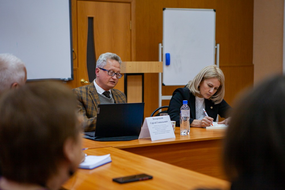 В Елабужском институте КФУ прошла встреча с Сергеем Косарецким, кандидатом психологических наук, директором центра общего и дополнительного образования имени А.А.Пинского ВШЭ В Елабужском институте КФУ прошла встреча с Сергеем Косарецким, кандидатом психологических наук, директором центра общего и дополнительного образования имени А.А.Пинского ВШЭ