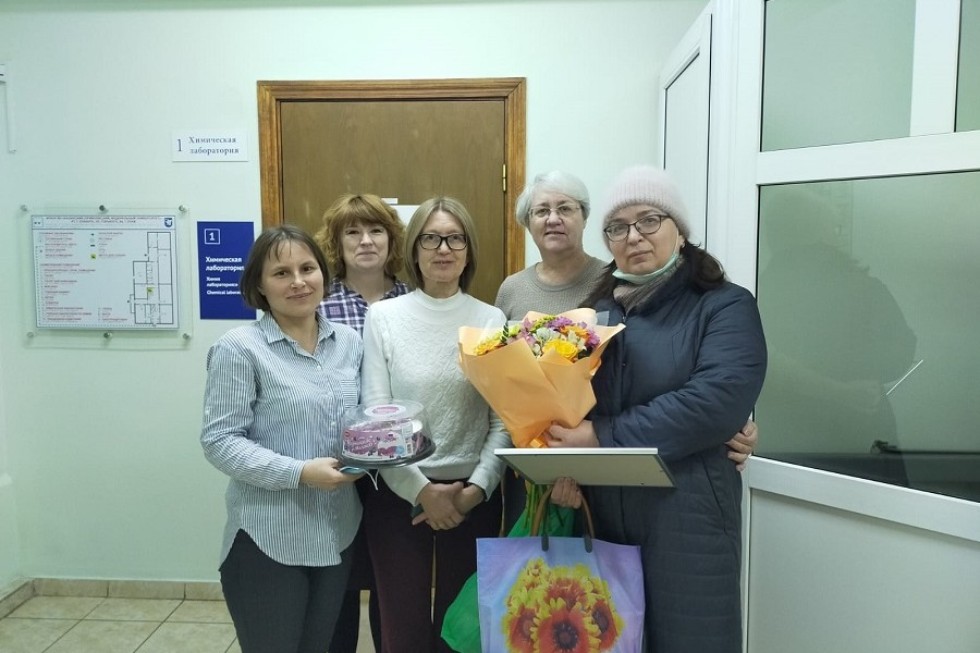 В первый весенний день преподаватели кафедры биологии и химии поздравляли юбиляра! В первый весенний день преподаватели кафедры биологии и химии поздравляли юбиляра!