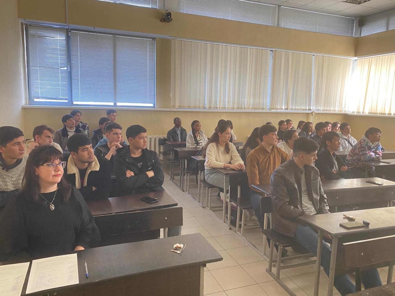 16 апреля руководство Института физики встретилось с иностранными студентами, обучающимися в Институте физики! 16 апреля руководство Института физики встретилось с иностранными студентами, обучающимися в Институте физики!