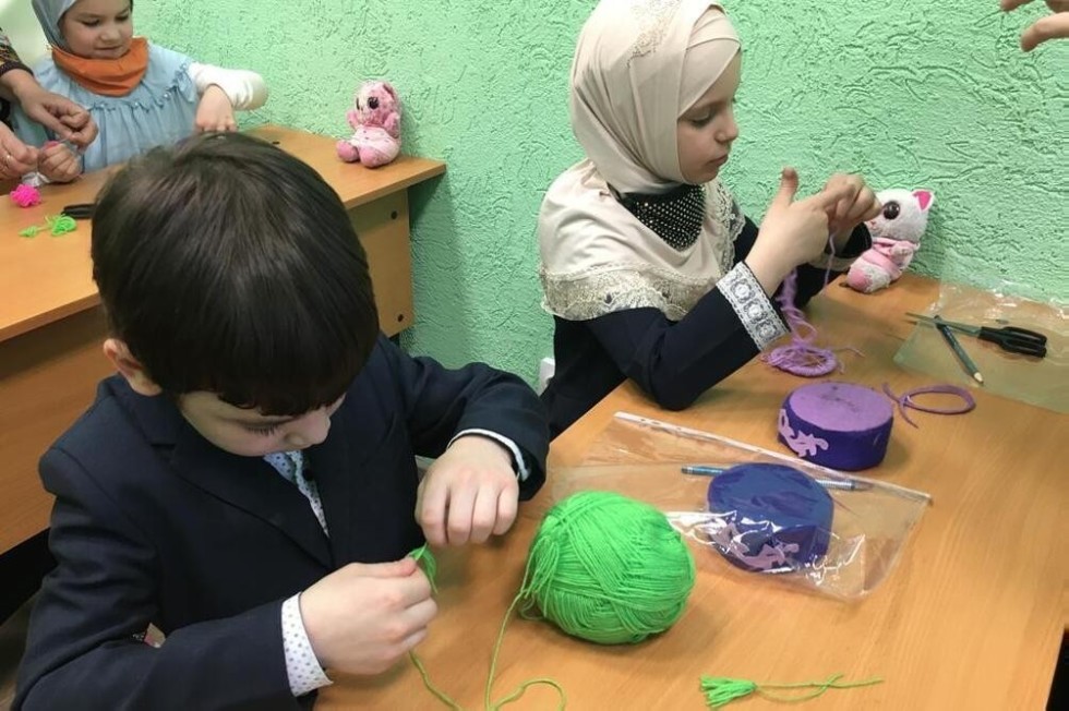 Обучающиеся богословской школы 'Ихлас' и ОШ 'Университетская' познакомились с технологией создания тюбетеек Обучающиеся богословской школы 'Ихлас' и ОШ 'Университетская' познакомились с технологией создания тюбетеек