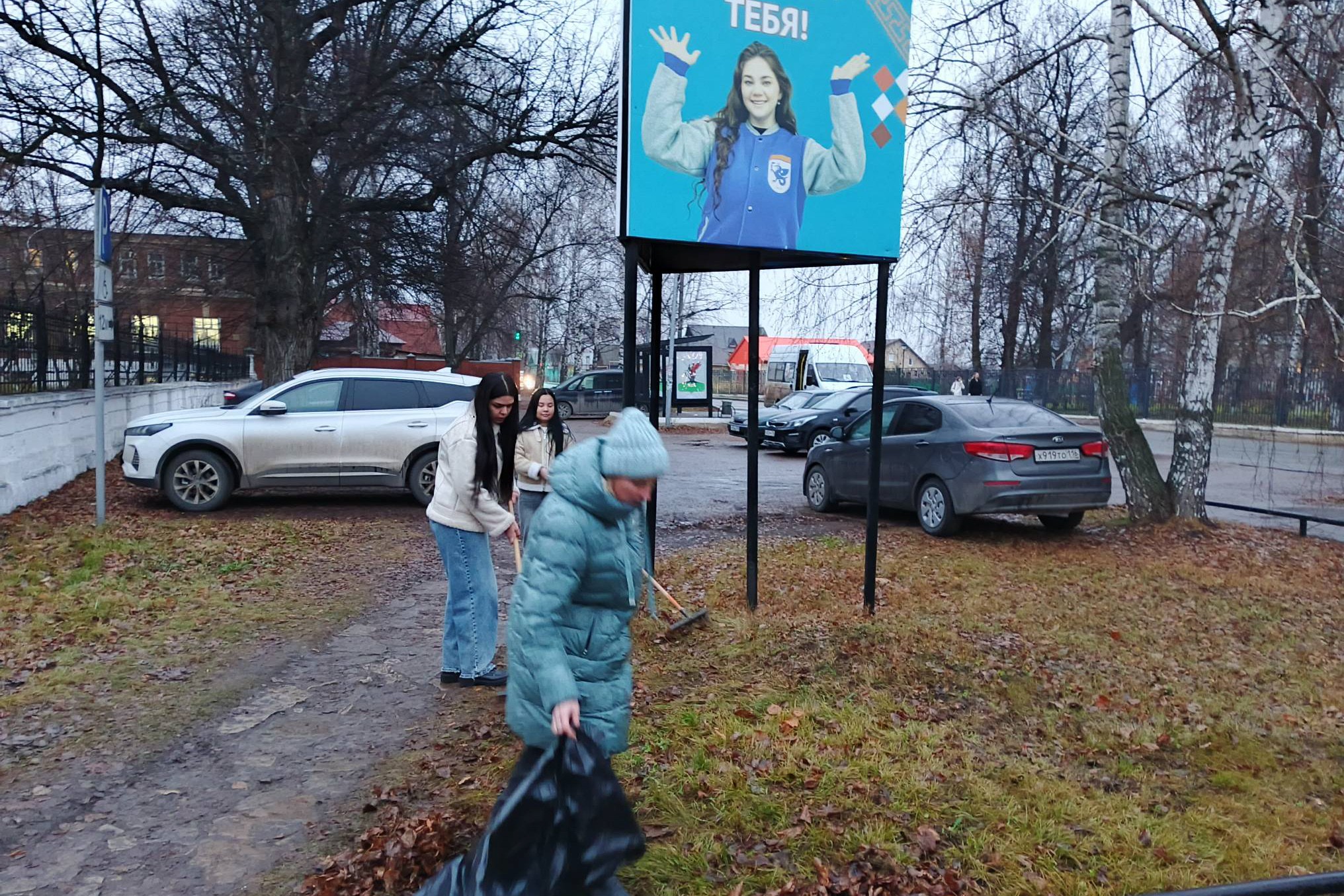 Субботник провели преподаватели и студенты Субботник провели преподаватели и студенты