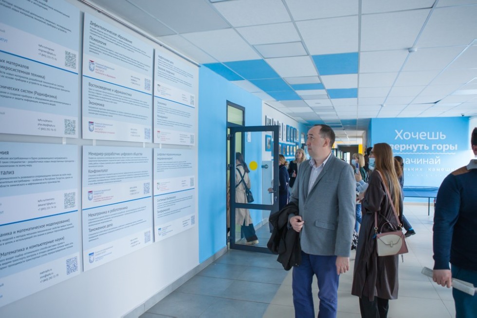 Ilshat Gafurov opened the presentation of Student Scientific Classes at the Elabuga Institute