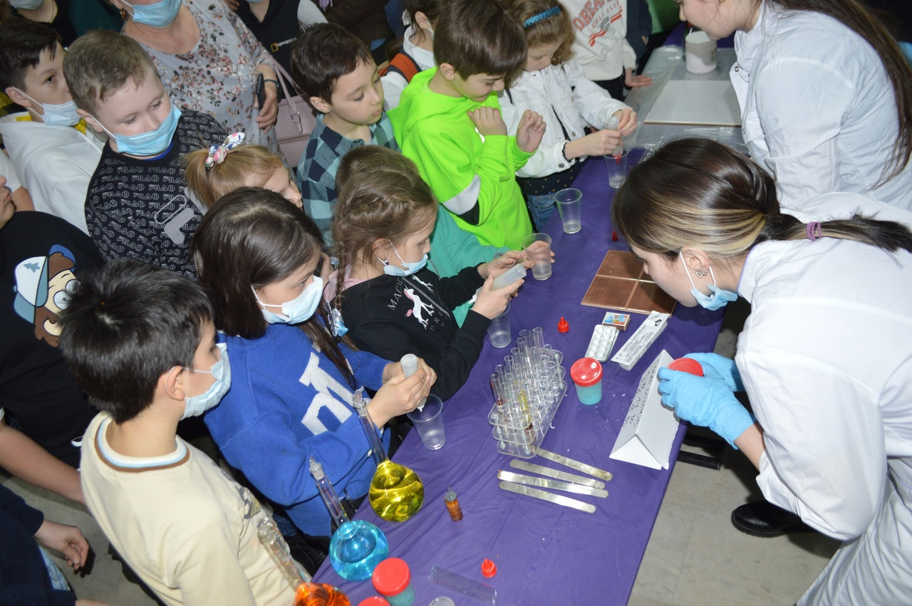 Студенты кафедры химического образования и 'PROНаука в КФУ: Техноночь' Студенты кафедры химического образования и 'PROНаука в КФУ: Техноночь'