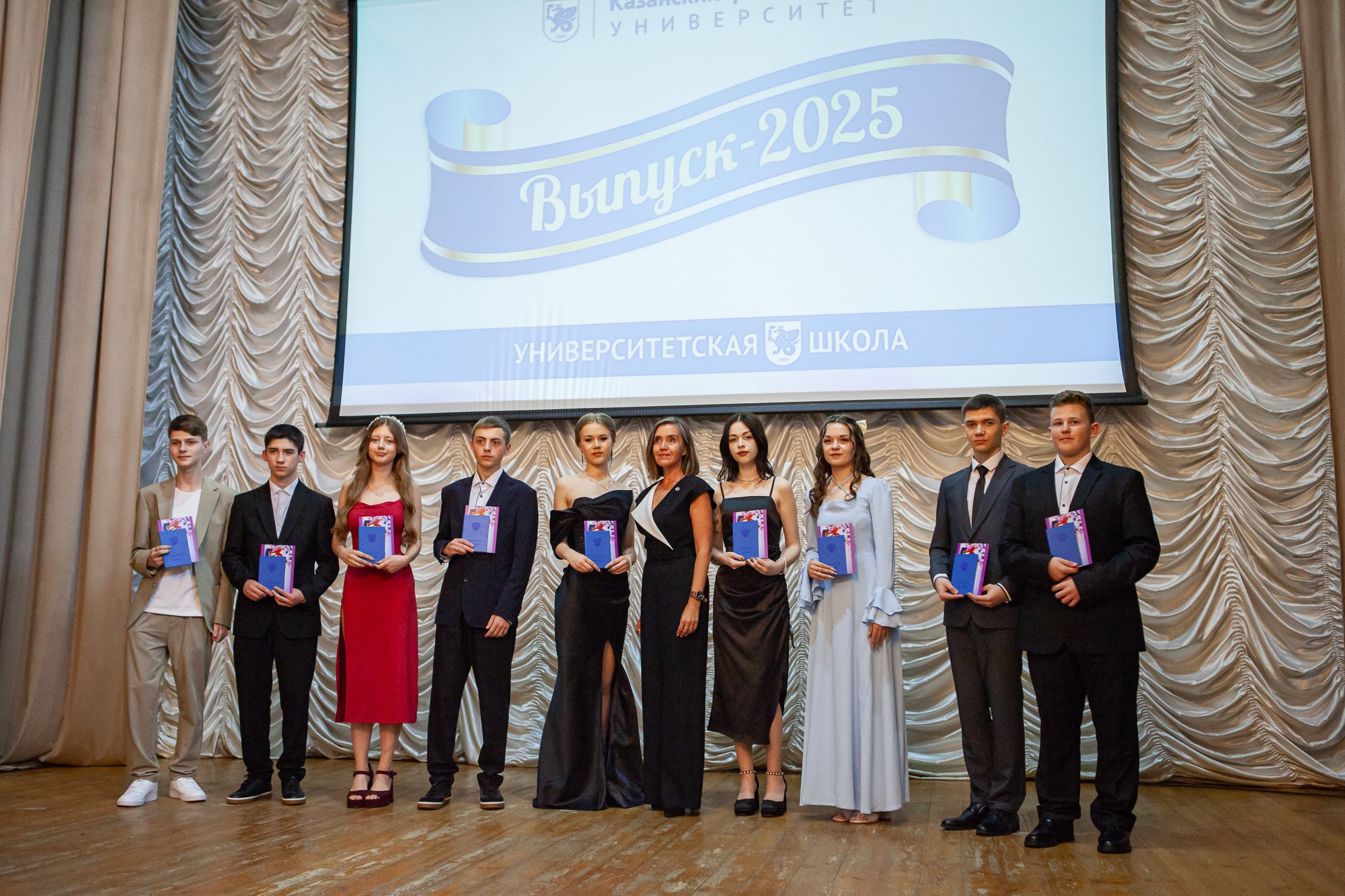 Выпускникам школы КФУ 'Университетская' торжественно вручили медали Выпускникам школы КФУ 'Университетская' торжественно вручили медали