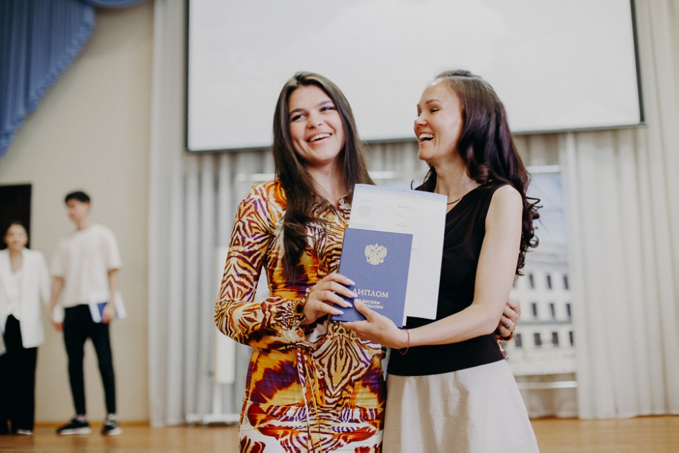 Состоялось торжественное вручение дипломов выпускникам бакалавриата по направлению Состоялось торжественное вручение дипломов выпускникам бакалавриата по направлению