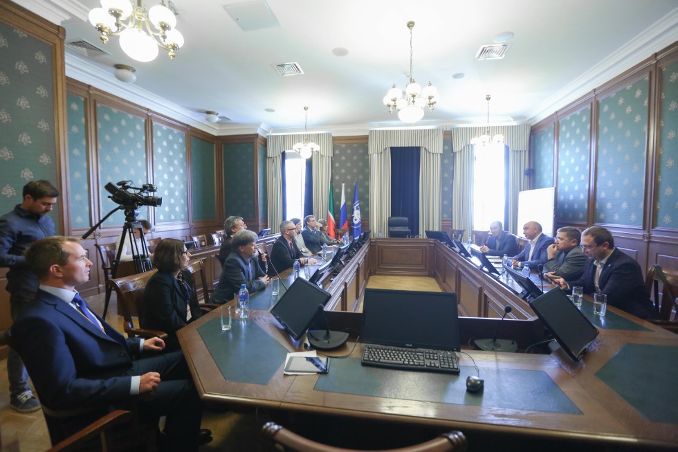 Rector Ilshat Gafurov spoke with participants of Kazan Precision Medicine Workshop