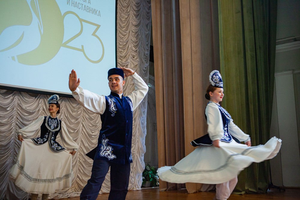 Сегодня в актовом зале Елабужского института Казанского Федерального университета состоялась торжественная линейка 'Учителем быть круто!' Сегодня в актовом зале Елабужского института Казанского Федерального университета состоялась торжественная линейка 'Учителем быть круто!'