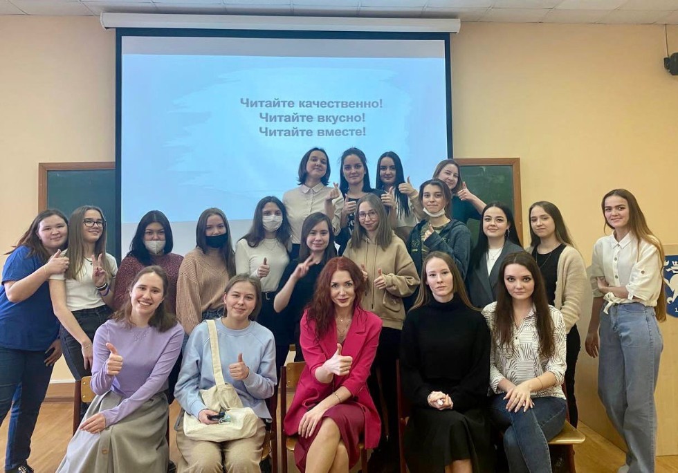 В Елабужском институте КФУ состоялся художественно-литературный сет 'ЧИТАЕМ ВМЕСТЕ!' В Елабужском институте КФУ состоялся художественно-литературный сет 'ЧИТАЕМ ВМЕСТЕ!'