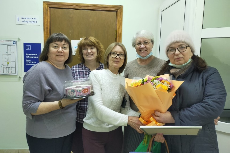 В первый весенний день преподаватели кафедры биологии и химии поздравляли юбиляра! В первый весенний день преподаватели кафедры биологии и химии поздравляли юбиляра!