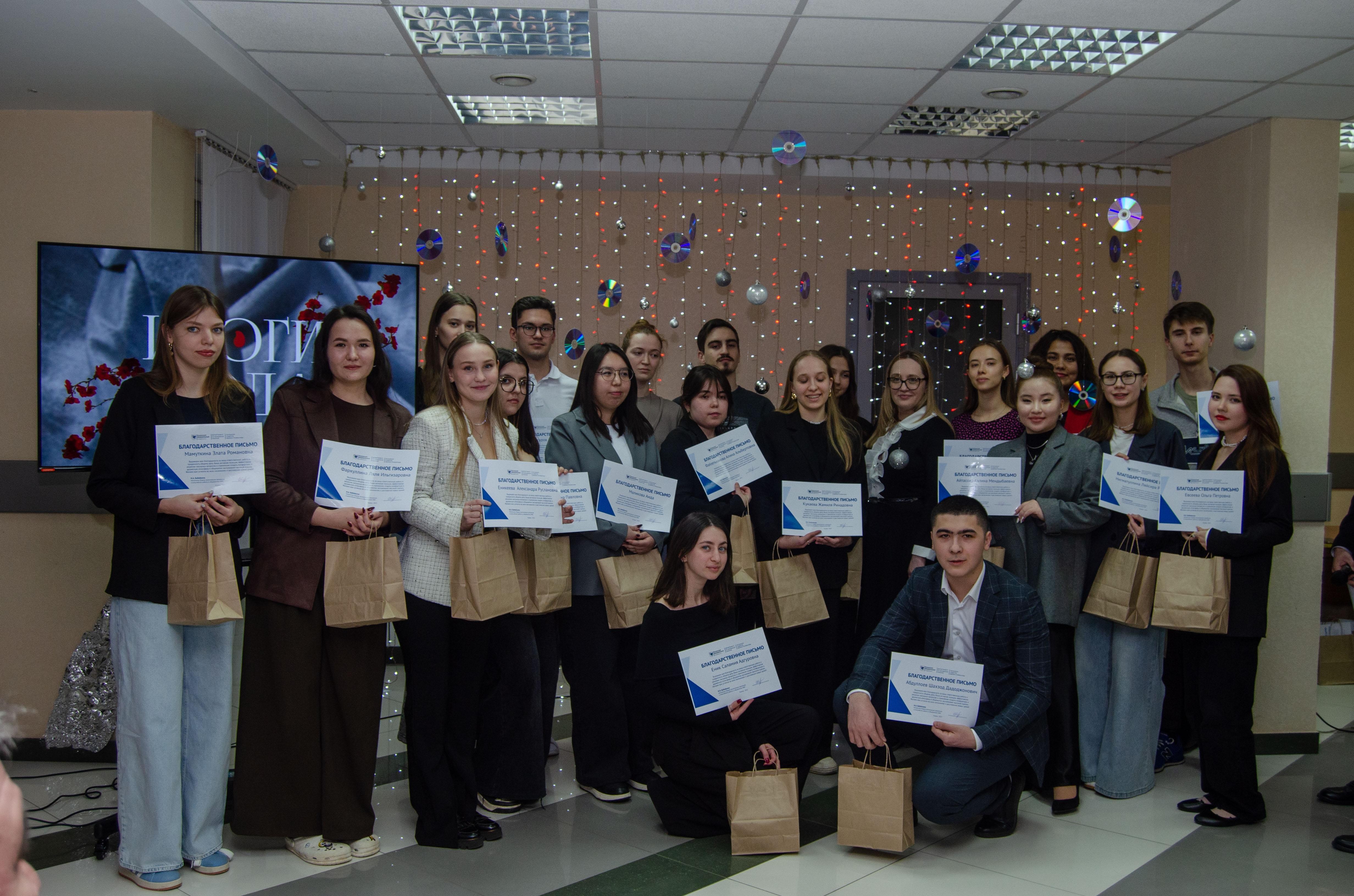 ����� ����