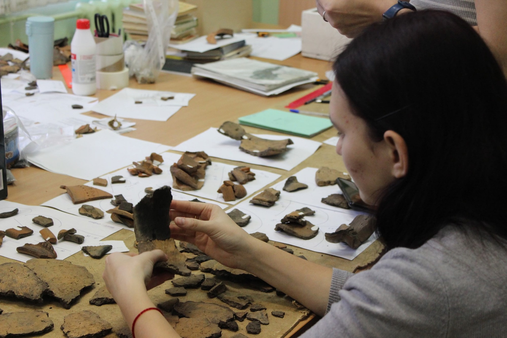 Камеральную обработку керамики проводят в Елабужском институте КФУ Камеральную обработку керамики проводят в Елабужском институте КФУ