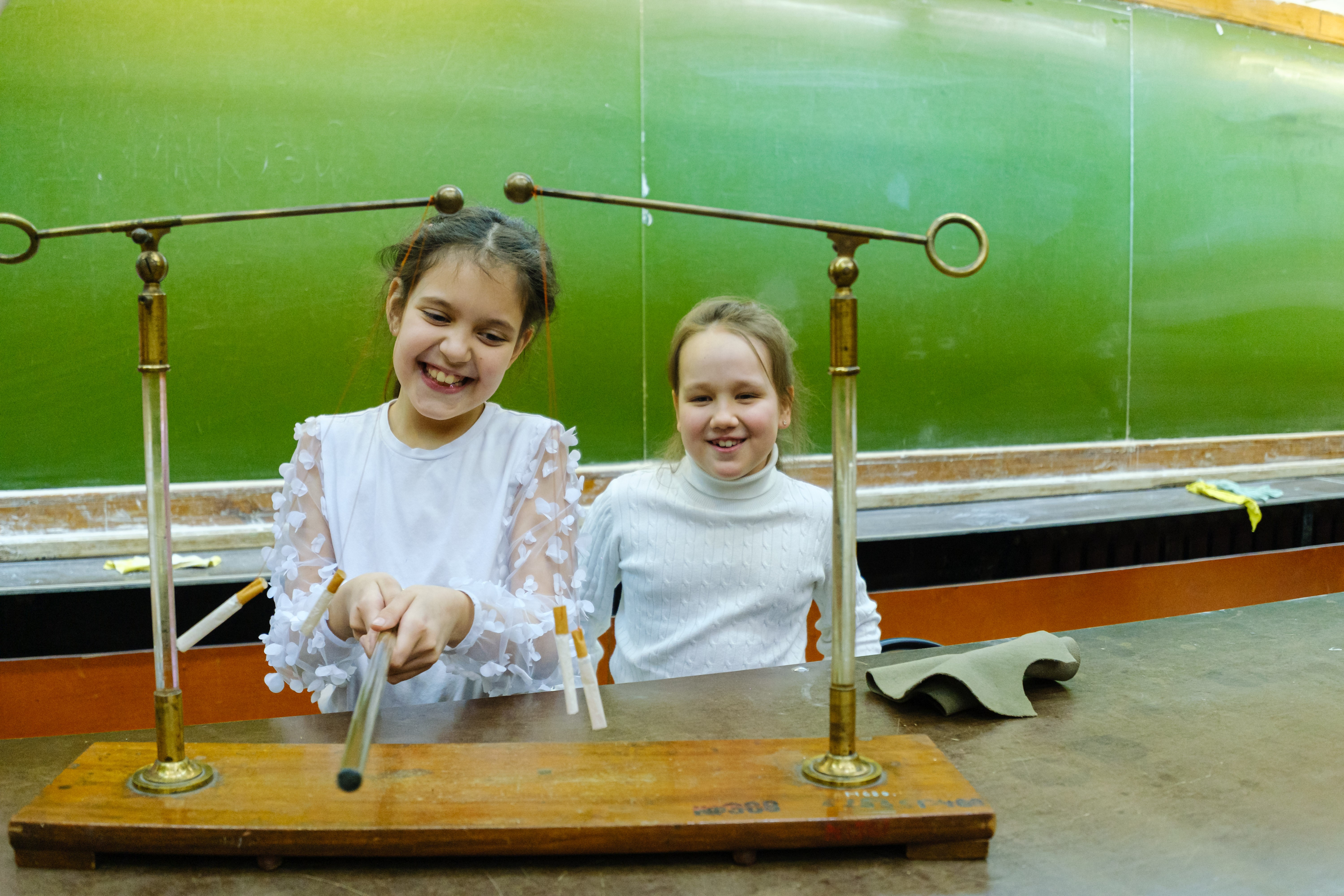 Институтом физики были проведены лабораторные эксперименты для школьников ? юных авторов детских книг Институтом физики были проведены лабораторные эксперименты для школьников ? юных авторов детских книг