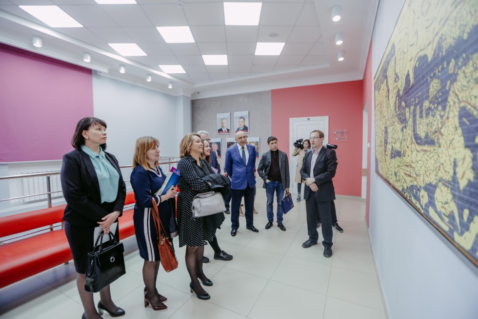 Rector Ilshat Gafurov presents pedagogical education to local media