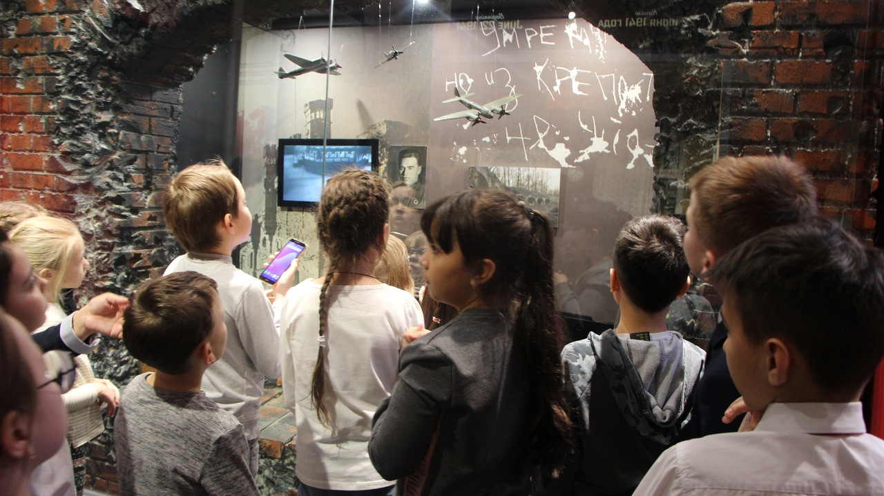 Детский театр КФУ 'Радуга' и спектакль о Великой Отечественной войне Детский театр КФУ 'Радуга' и спектакль о Великой Отечественной войне