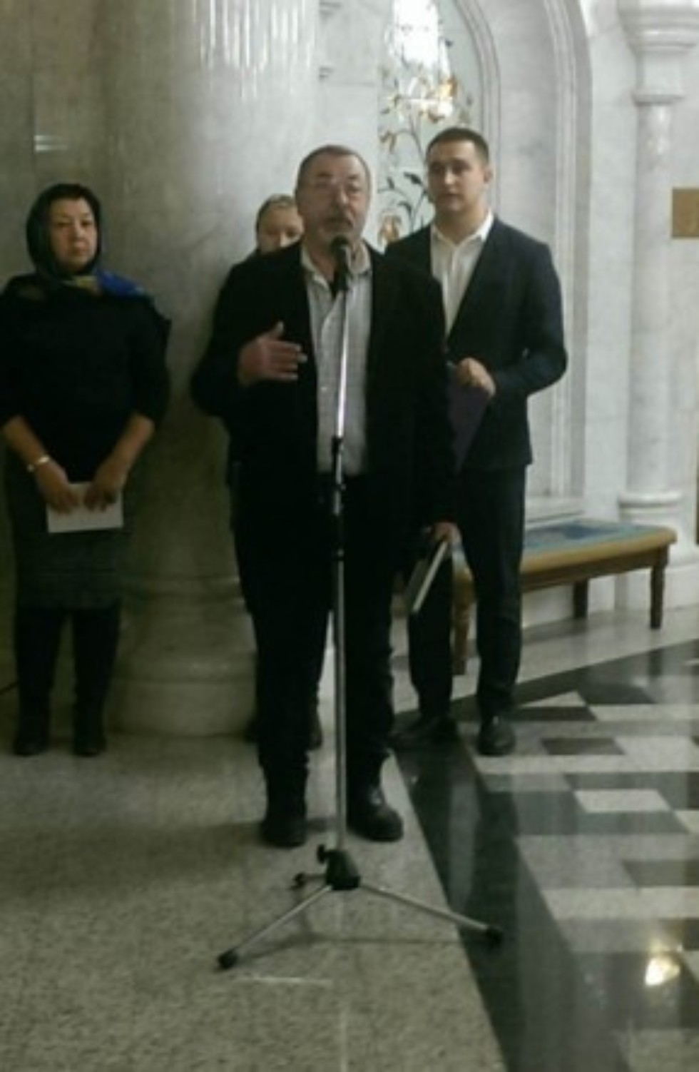 Студенты кафедры дизайна и национальных искусств посетили выставку Е.М.Хайлова 'Сопричастность' Студенты кафедры дизайна и национальных искусств посетили выставку Е.М.Хайлова 'Сопричастность'