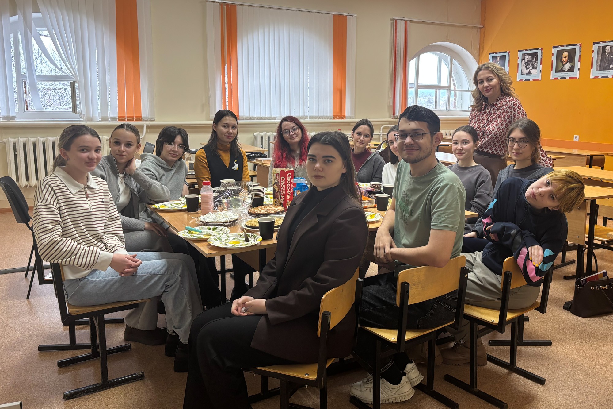 Студенты создали новогоднее настроение на кураторском часе Студенты создали новогоднее настроение на кураторском часе