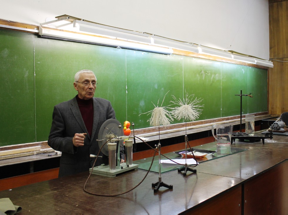 Первая научно-популярная лекция нового проекта КФУ 'Физика для всех' была посвящена гравитации Первая научно-популярная лекция нового проекта КФУ 'Физика для всех' была посвящена гравитации