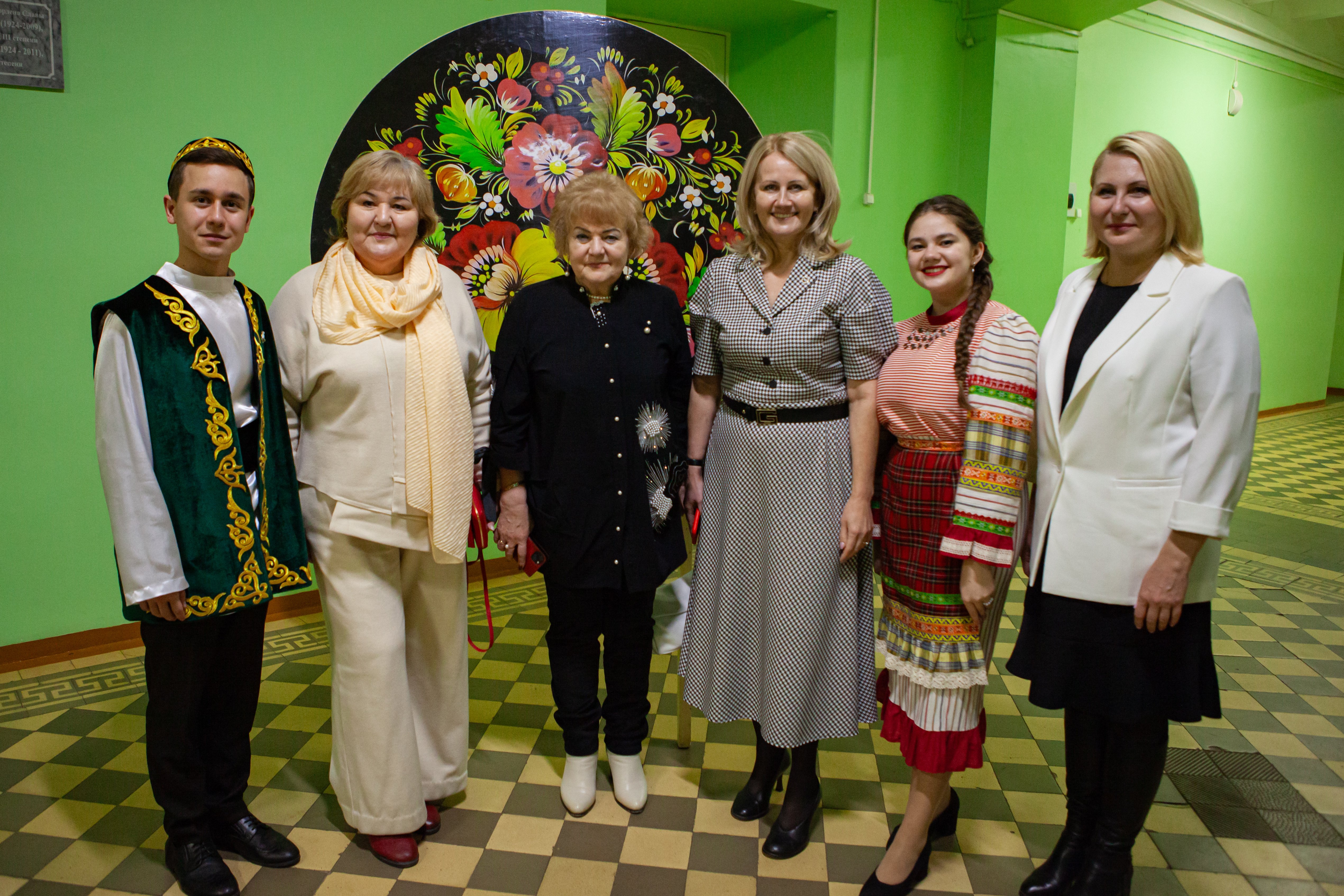 Многонациональная семья Елабужского института КФУ отметила День народного единства Многонациональная семья Елабужского института КФУ отметила День народного единства