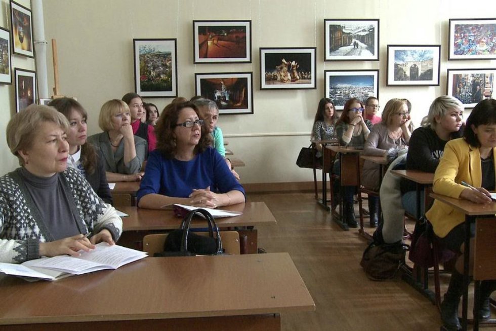 'Изучая новые языки, общаясь и обучая им других людей, мы служим делу мира' 'Изучая новые языки, общаясь и обучая им других людей, мы служим делу мира'